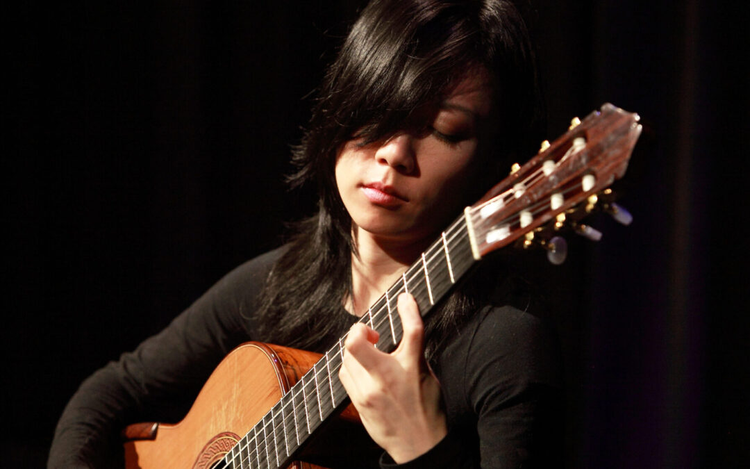 La vuelta al mundo con la guitarra: la china Xuefei Yang interpreta el famoso Concierto español