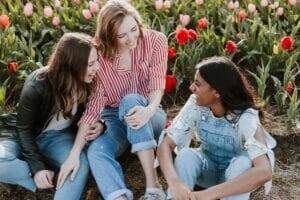 Imagen de adolescentes sonriendo y riendo al aire libre | Cosas que hacer en Boulder con adolescentes. Visita familiar a Boulder, Colorado.